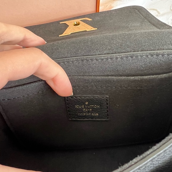 LOUIS VUITTON
Grained Calfskin Lockme Tender Black - Picture 9 of 10